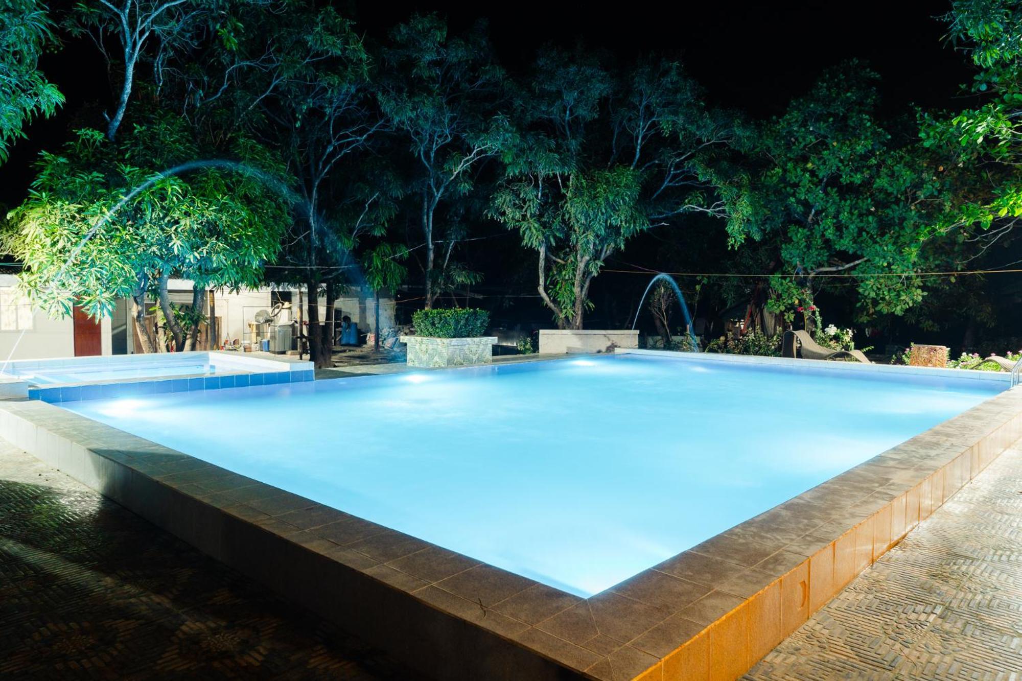 Q Beach Resort Cabangan Esterno foto