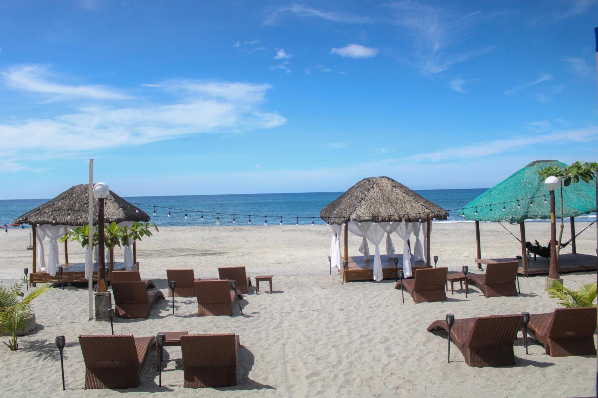 Q Beach Resort Cabangan Esterno foto