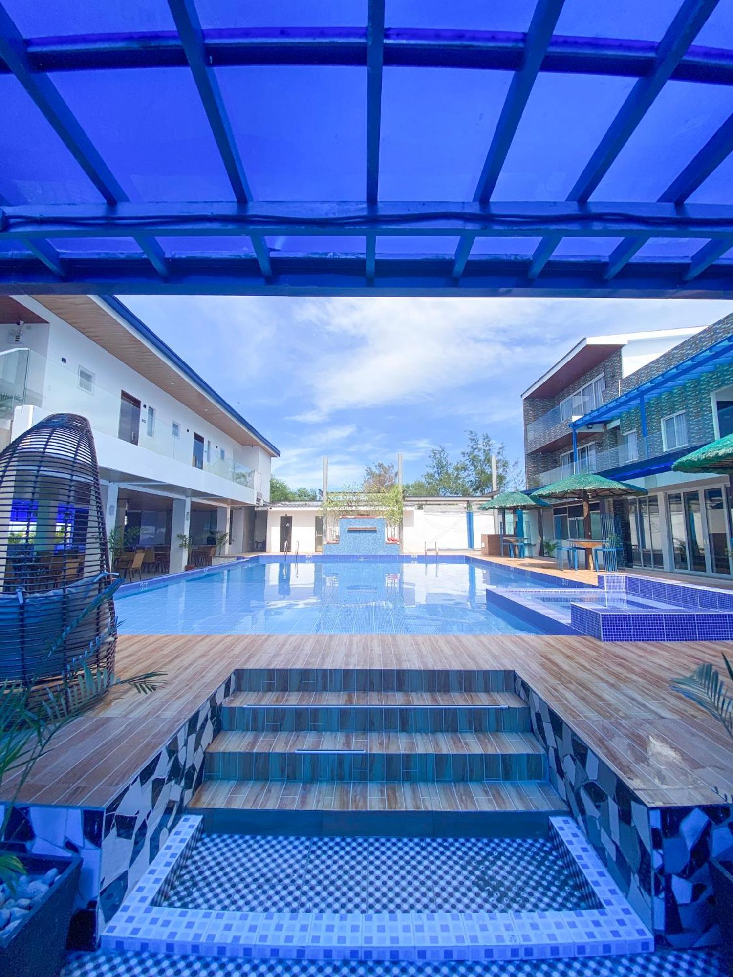 Q Beach Resort Cabangan Esterno foto